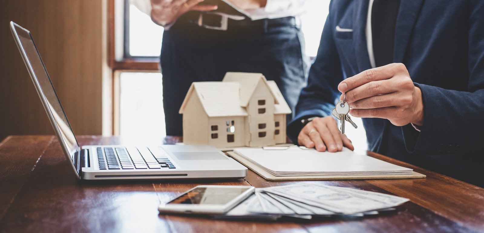 Real estate agent and Sales manager team analysis pricing of ren Cookie